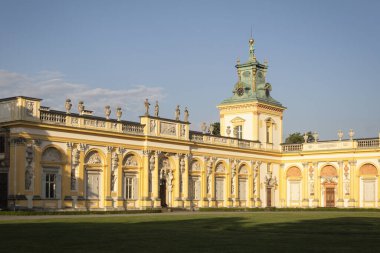 Varşova, Polonya - 10 Haziran 2021: Antik bir kale ve güzel, bakımlı bir bahçe. Kalenin etrafındaki kraliyet bahçesi