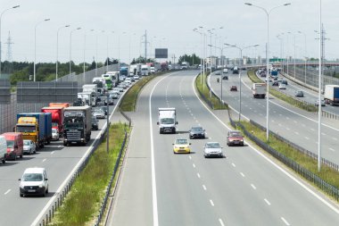 Varşova, Polonya - 10 Haziran 2021: Trafik yoğun saatlerde otoyolda akış