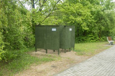 Sahildeki tahta soyunma odasında..