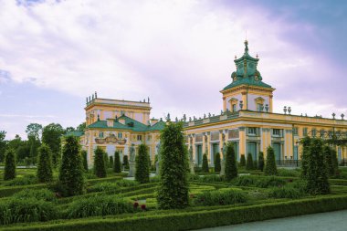 Varşova, Polonya - 10 Haziran 2021: Antik bir kale ve güzel, bakımlı bir bahçe. Kalenin etrafındaki kraliyet bahçesi