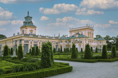 Varşova, Polonya - 10 Haziran 2021: Antik bir kale ve güzel, bakımlı bir bahçe. Kalenin etrafındaki kraliyet bahçesi