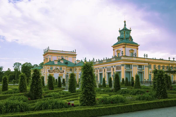 Varşova, Polonya - 10 Haziran 2021: Antik bir kale ve güzel, bakımlı bir bahçe. Kalenin etrafındaki kraliyet bahçesi