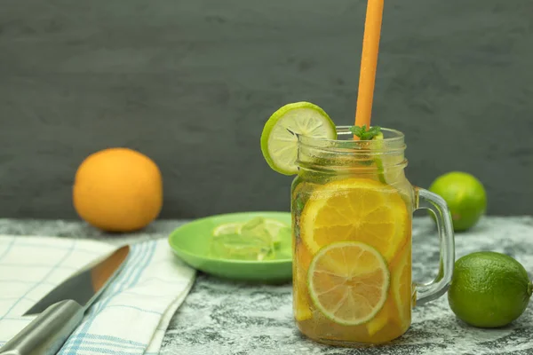 Kühle Limonade Aus Orangen Und Limettenscheiben Orangencocktail Trinken Hintergrund Mit — Stockfoto