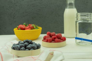 Kokteyl yapmak için meyve ve böğürtlen masada. Masada böğürtlen olan sağlıklı ve sağlıklı meyveler. Mutfakta meyve püresi yapmaya hazırlanıyorum. Uygun beslenme