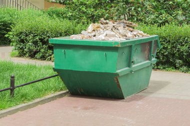 Sağlam ev atıkları için büyük metal konteynır. Sağlam ev atıkları için büyük metal konteynır. Çöp ayıklama ve ev atığı işleme. Metin için yeri olan arkaplan