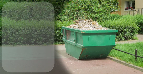 装固体家庭废物的大型金属容器 装固体家庭废物的大型金属容器 垃圾分类和家庭废物处理 案文的背景和位置 — 图库照片