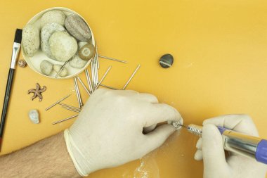 Yüksek hızlı dönen çok işlevli bir süsleme aletinde taş işleme. Taş işleme süreci