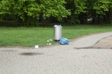 Saint Petersburg, Rusya - 15 Mayıs 2021: Parkta tam çöp kutusu. Sokakta çöp ve pislik var.