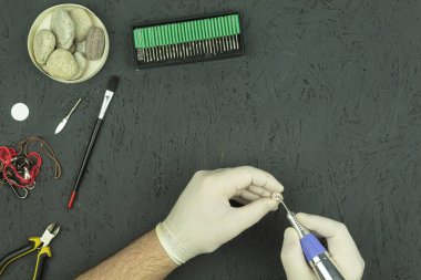 Yüksek hızlı dönen çok işlevli bir süsleme aletinde taş işleme. Taş işleme süreci