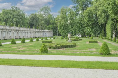 Şehir parkındaki peyzaj tasarımı fotoğrafı. Bahçe tasarımı, kraliyet tarzı