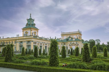 Polonya, Varşova - 6 Haziran 2022: Kraliyet kalesinde güzel ve bakımlı bahçeler. Kadim kale ve kalenin yakınındaki kraliyet parkı.