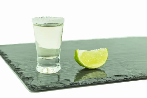 Skott Glas Med Tequila Och Lime Vit Bakgrund Skiva Citron — Stockfoto