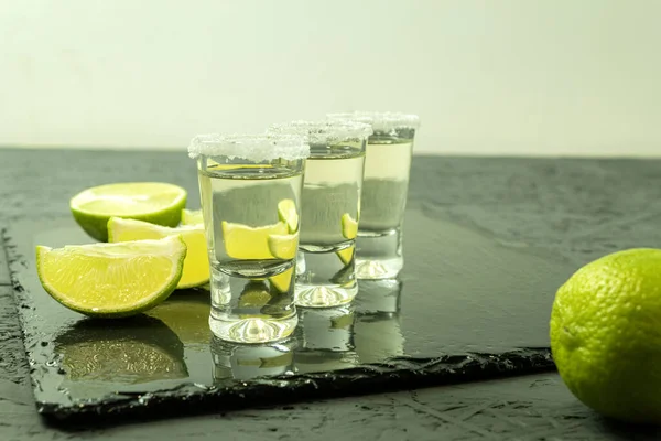 Drei Gläser Mit Tequila Und Limette Auf Einem Steinbrett Gläser — Stockfoto