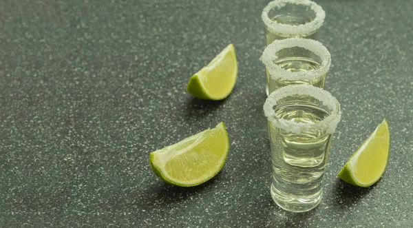 Drei Gläser Mit Tequila Und Limette Auf Einem Steinbrett Gläser — Stockfoto