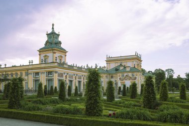 Varşova, Polonya - 10 Haziran 2021: Antik bir kale ve güzel, bakımlı bir bahçe. Kalenin etrafındaki kraliyet bahçesi