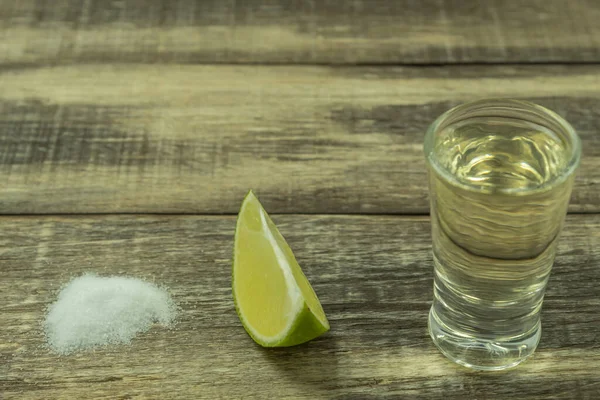 Tequila Con Cal Sal Sobre Fondo Madera Vintage Trozo Limón — Foto de Stock