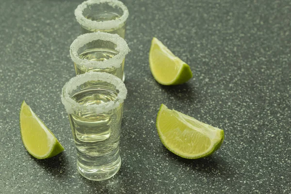 Tres Vasos Con Tequila Lima Sobre Una Tabla Piedra Gafas — Foto de Stock