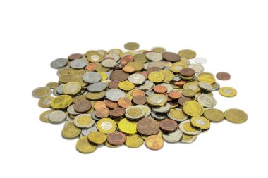 Farklı ülkelerin paraları ve beyaz arka planda farklı mezhepler. Farklı ülkelerin Avrupa ve Amerikan sikkeleri yakın plan. Metin için alanı olan arkaplan