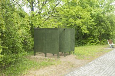 Sahilde kıyafet değiştirmek için umumi soyunma odası. Ormanın yanındaki ıssız bir yerde giyinme kabini.