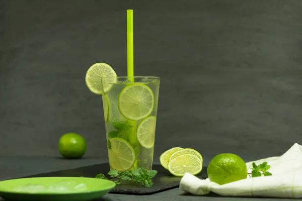 Szklankę Lemoniady Lód Limonką Domowej Roboty Lemoniada Mojito Limonką Miętą — Zdjęcie stockowe