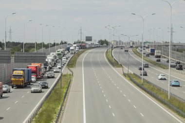 Polonya, Varşova - 2 Haziran 2021: Şehrin girişinde trafik sıkışıklığı. Kamyonlardan geniş araba trafiği.
