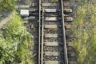 Demiryolu raylarının mekanik katılımı. Mekanizma modern, elektrikli demiryolu şalteri. Okları kapat