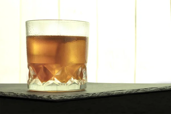 Verre Embrumé Avec Gouttes Eau Whisky Avec Glace Verre Sucré — Photo