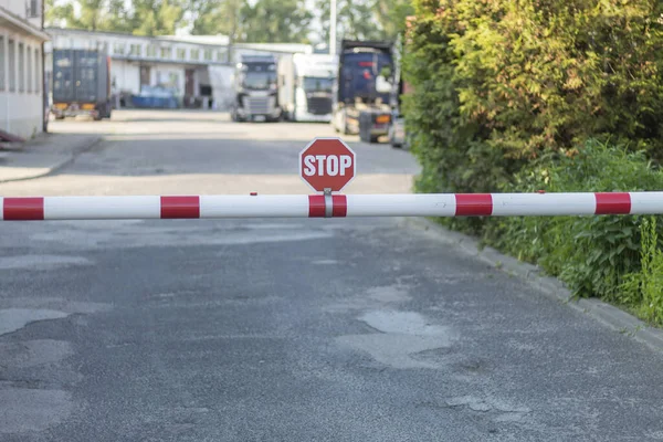 在路上设置路障和停车标志 组织门 检查站和停车标志的入口 — 图库照片