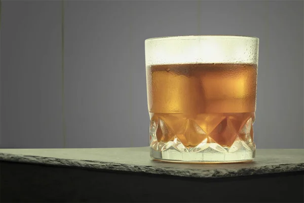 Verre Embrumé Avec Gouttes Eau Whisky Avec Glace Verre Sucré — Photo