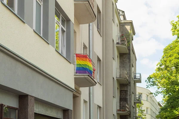 Joyeux Drapeau Lgbt Arc Ciel Est Accroché Sur Balcon Immeuble — Photo