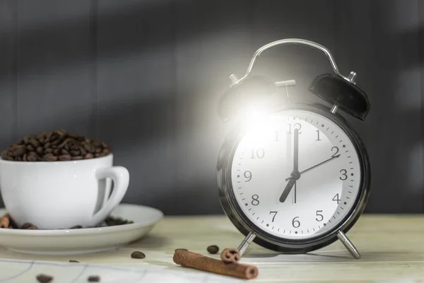 Despertador Retrô Indica Iluminado Por Raios Luz Matinal Através Das — Fotografia de Stock