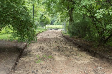 İnşaat alanında asfalt döşeme hazırlığı. Şehir parkında kaldırım inşaatı