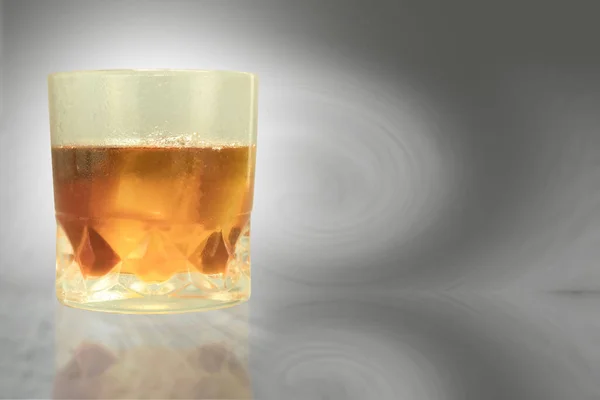 Mętne Szkło Kroplami Wody Whisky Lodem Spocona Szklanka Whisky Lodem — Zdjęcie stockowe