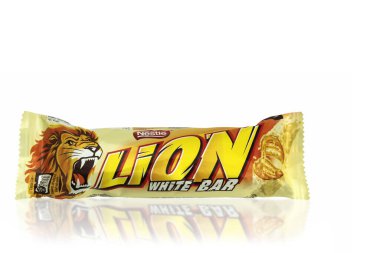 Polonya, Varşova - 24 Haziran 2021: Beyaz arka planda aslan çikolatası. Kopyalama alanı olan beyaz arkaplan. Lezzetli ve enerjik çikolata aslanı.