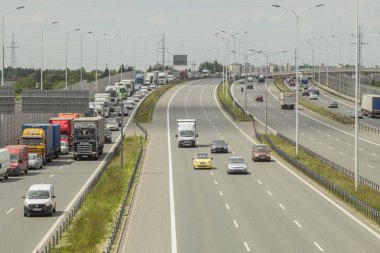 Polonya, Varşova - 2 Haziran 2021: Şehrin girişinde trafik sıkışıklığı. Kamyonlardan geniş araba trafiği.