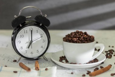 Eski bir çalar saat 7.00 'yi gösterir ve arka planda mesaj için yer vardır. Siyah antika çalar saat.