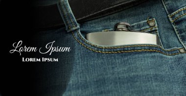 Alüminyum şişe, alkollü içecekler için. Pantolon cebinde kalça matarası, kot pantolon. Metin için alanı olan arkaplan