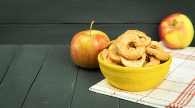 Olgun elmalar, kurutma ve ahırda elmalar. Elma hasat ve kurutma. Ahırda kurumuş elma dilimleri. Metin için alanı olan arkaplan