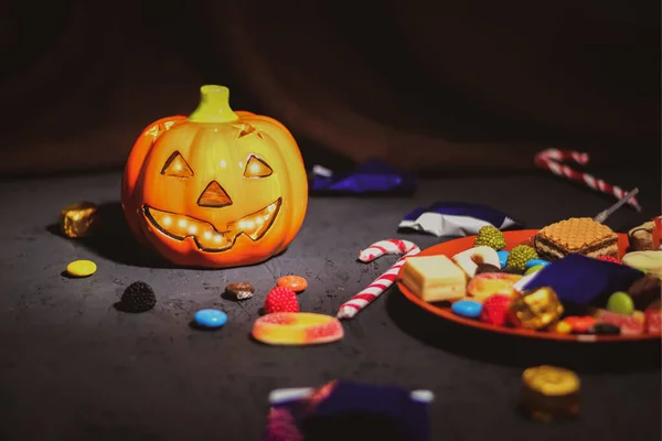 Halloween Jack Lanterna Titular Doces Com Doces Espalhados Fundo Madeira — Fotografia de Stock
