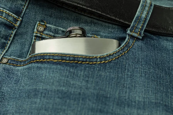 Aluminiumkolben Für Alkoholische Getränke Hüftkolben Hosentasche Blaue Jeans Hintergrund Mit — Stockfoto