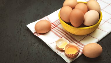 Tahta arka planda sepette taze tavuk yumurtası. Kopyalama alanı olan arkaplan