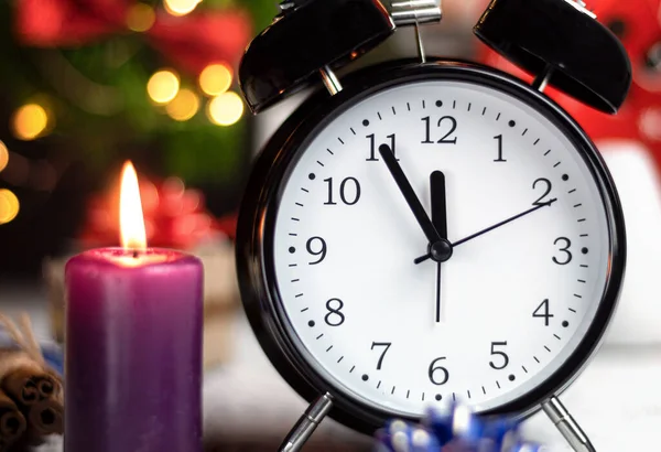 Рождественская Открытка Винтажные Часы Свечи Новогодние Будильники Показывают Полночь Фон — стоковое фото