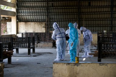 Vasai, Maharashtra, Hindistan - 04 Mayıs 2021: Kişisel Koruyucu Malzemeler (PPE) giyen belediye çalışanları, bir krematoryumda Covid-19 kurbanı yaktı. 