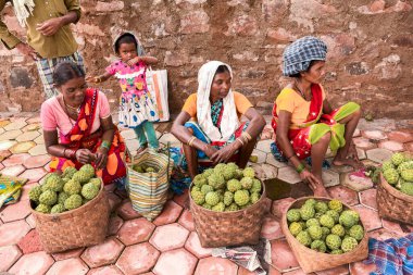 Bastar, Chhattisgarh, Hindistan / 28 Eylül 2017: Kabile kadınları Jagdalpur yakınlarındaki bir pazarda Custard Apple, Sitafal satıyor.  