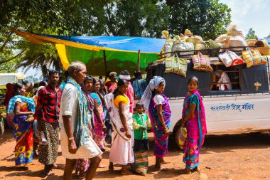 Jagdalpur, Bastar, Chhattisgarh, Hindistan / 29 Eylül 2017: Köylüler Lohandiguda köyündeki haftalık pazara geldiler.