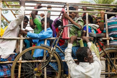 Jagdalpur, Bastar, Chhattisgarh, Hindistan / 29 Eylül 2017: Köylüler Lohandiguda köyündeki haftalık pazara geldiler.