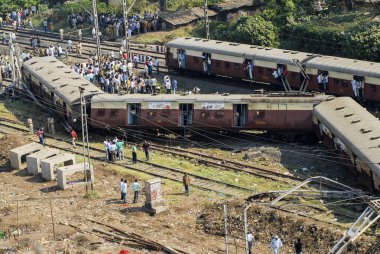 Mumbai, Maharashtra, Hindistan - 23 Aralık 2007: Bombay şehir merkezindeki Kurla ve Vidyavihar istasyonları arasında raydan çıkan Titwala treninin beş vagonu. 