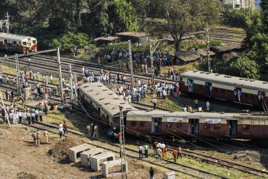 Mumbai, Maharashtra, Hindistan - 23 Aralık 2007: Bombay şehir merkezindeki Kurla ve Vidyavihar istasyonları arasında raydan çıkan Titwala treninin beş vagonu. 