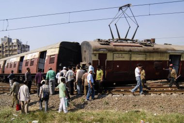 Mumbai, Maharashtra, Hindistan - 23 Aralık 2007: Bombay şehir merkezindeki Kurla ve Vidyavihar istasyonları arasında raydan çıkan Titwala treninin beş vagonu. 