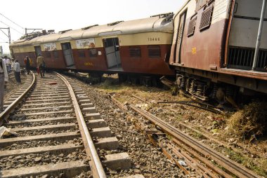 Mumbai, Maharashtra, Hindistan - 23 Aralık 2007: Bombay şehir merkezindeki Kurla ve Vidyavihar istasyonları arasında raydan çıkan Titwala treninin beş vagonu. 